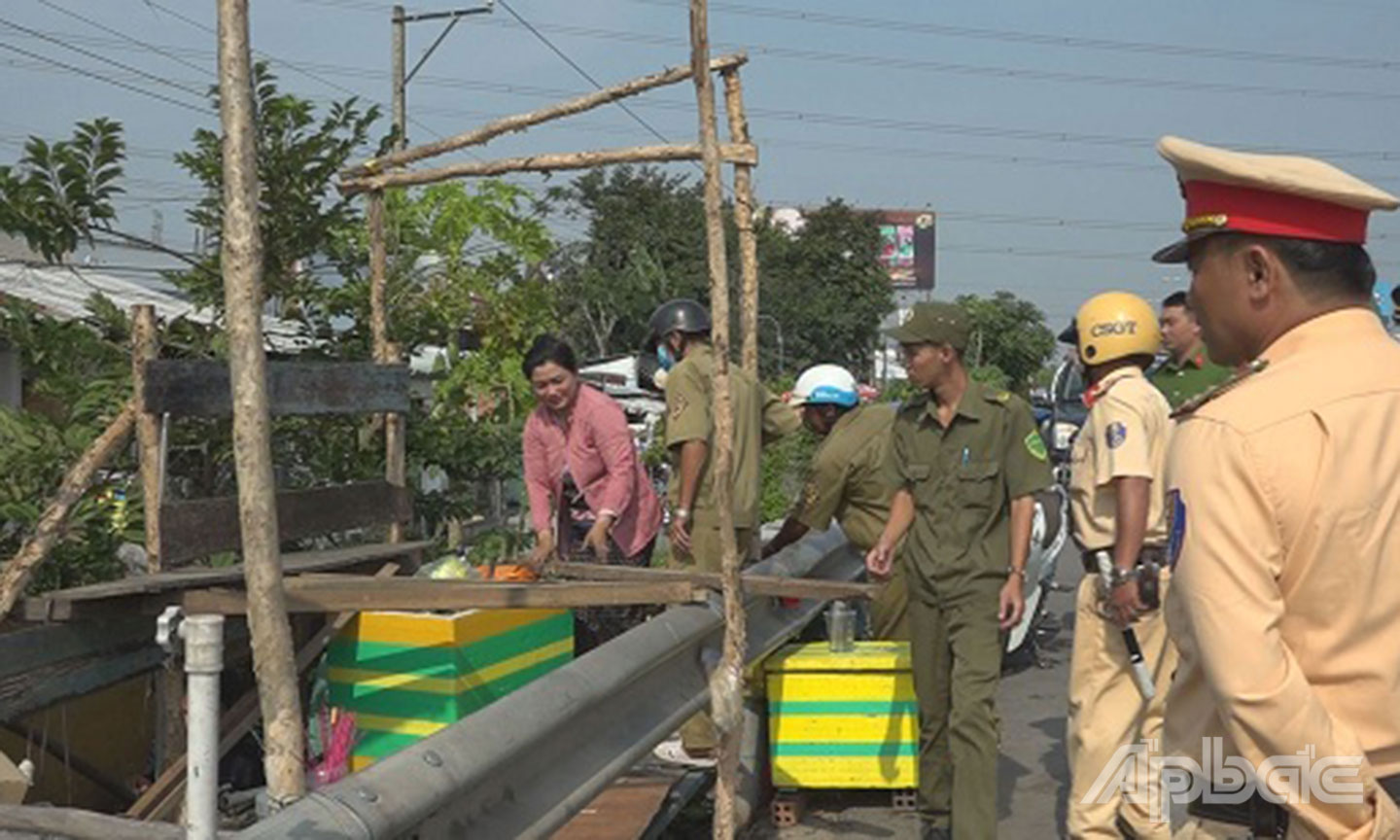 Xử lý buôn bán lấn chiếm hành lang ATGT khu vực cầu Mỹ Thuận