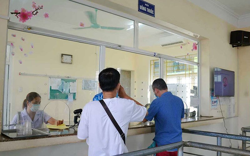 Bệnh nhân uống thuốc methadone tại Cơ sở Điều trị Methadone ở phường Hà Khánh, TP Hạ Long, tỉnh Quảng Ninh. (Ảnh Nguyễn Hoa)