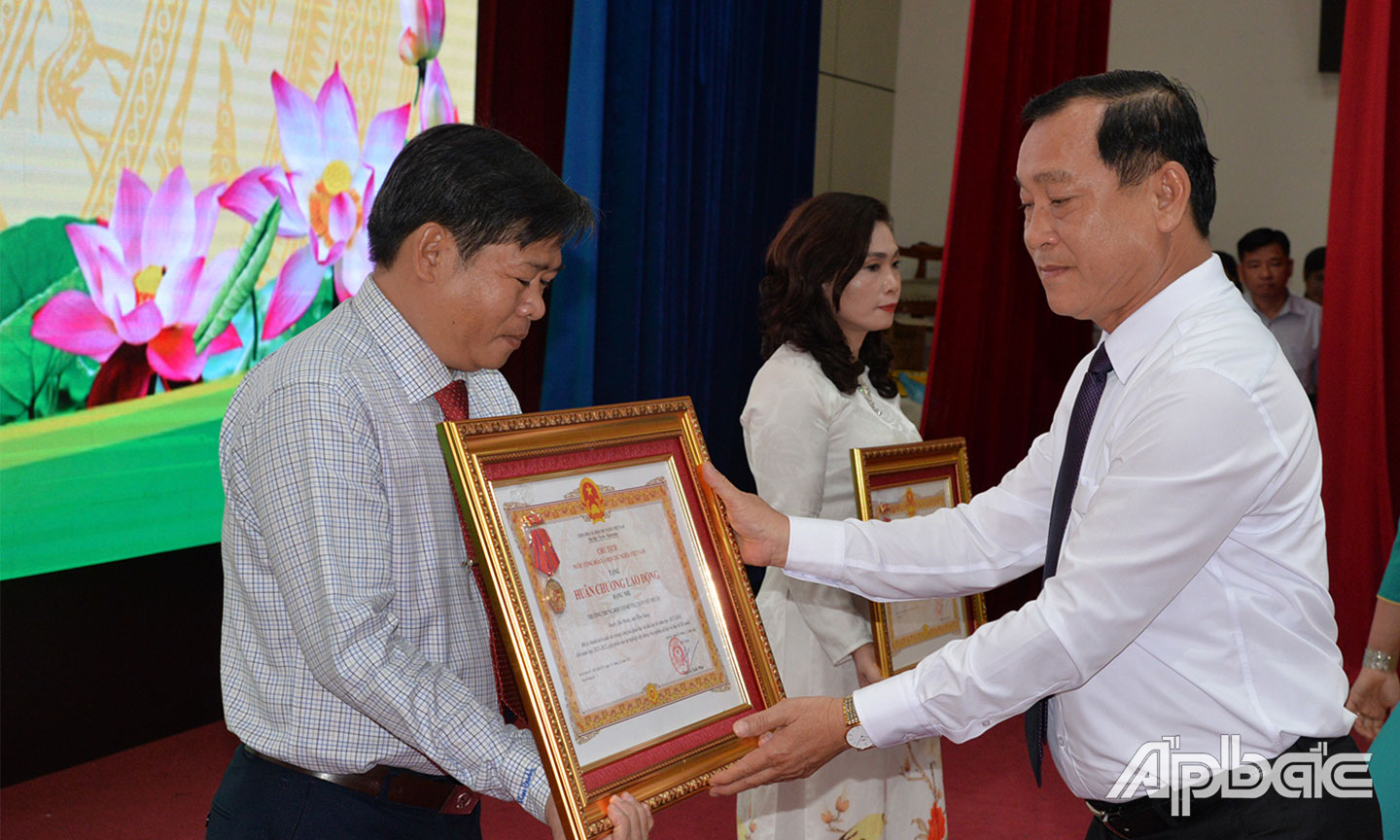 Thừa ủy quyền của Chủ tịch nước, Chủ tịch UBND tỉnh Tiền Giang  Nguyễn Văn Vĩnh trao Huân chương Lao động hạng Nhì cho lãnh đạo  Trường THCS Thị trấn Mỹ Phước.