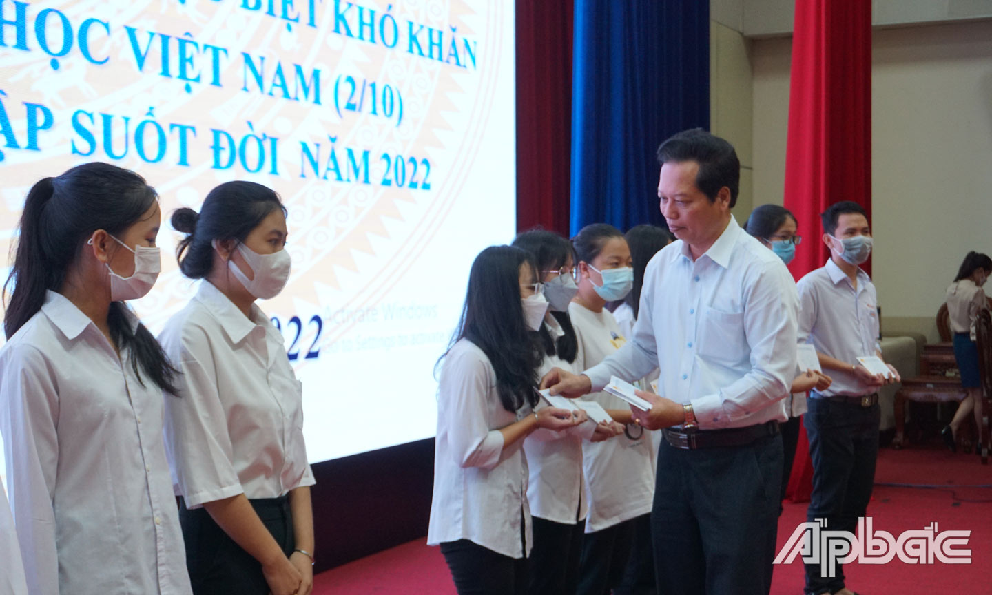 Phó Chủ tịch UBND tỉnh Tiền Giang Nguyễn Thành Diệu trao học bổng cho các em HS-SV có hoàn cảnh đặc biệt khó khăn trên địa bàn tỉnh. 