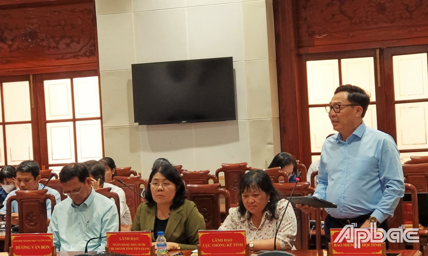Giám đốc BHXH tỉnh Võ Khánh Bình phát biểu tại phiên họp.