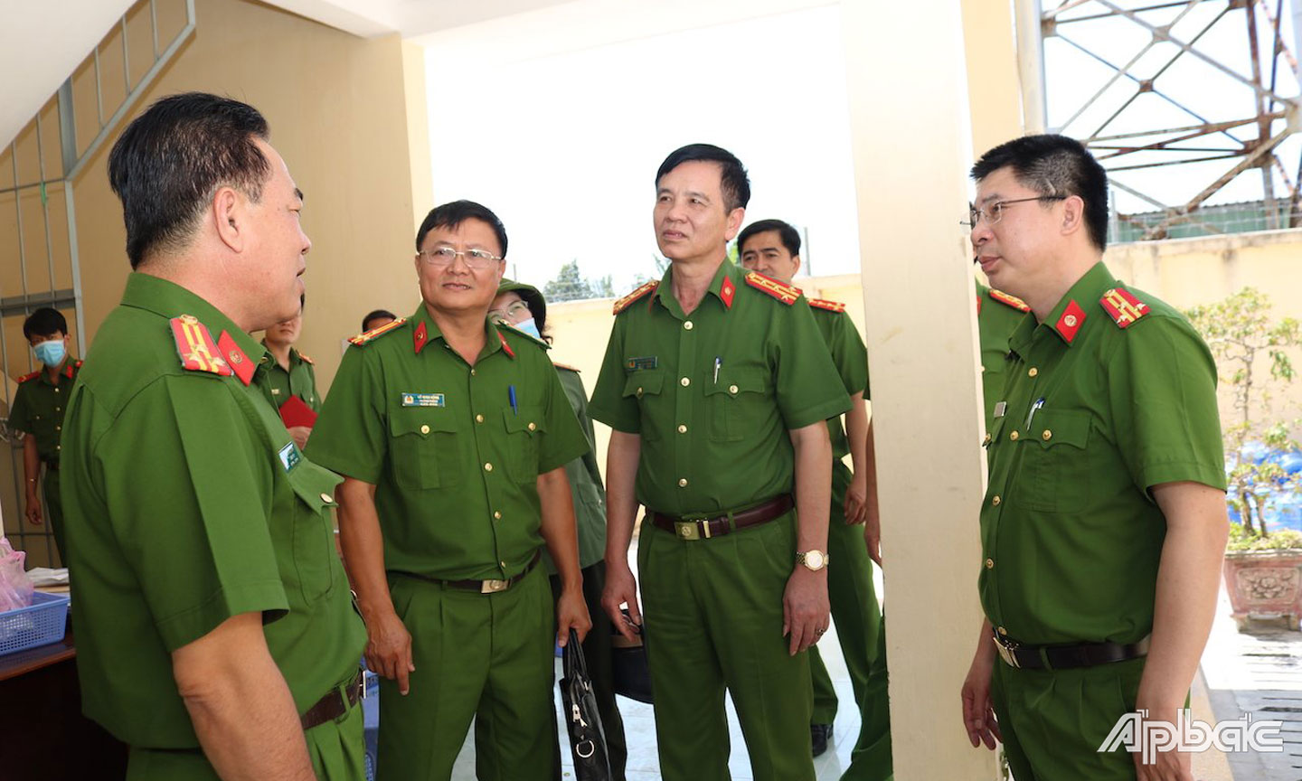 Trại tạm giam Công an tỉnh Tiền Giang báo cáo Đoàn công tại buổi kiểm tra thực tế. 