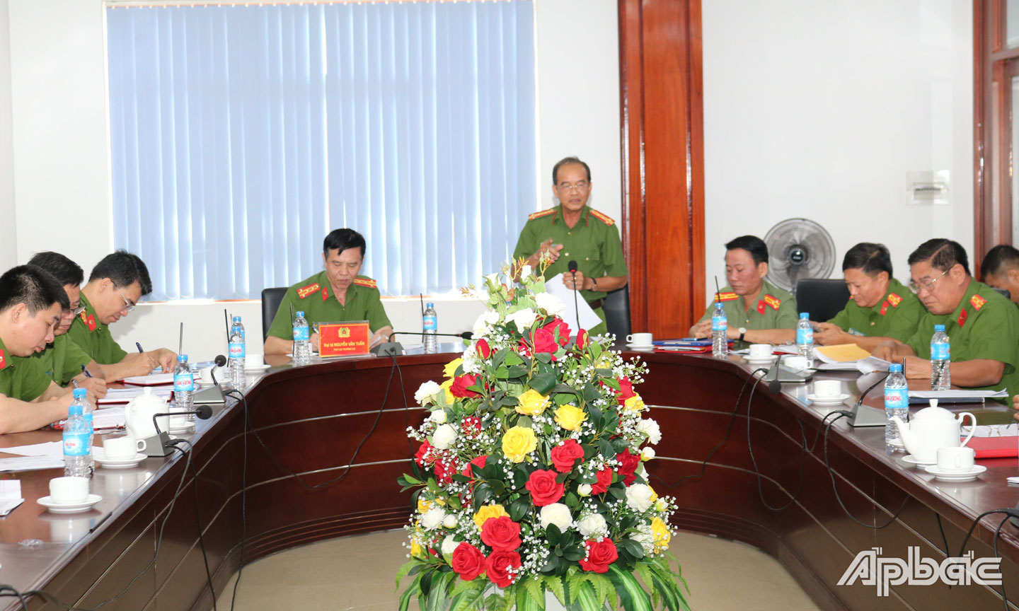 Đại tá Nguyễn Văn Tảo, Phó giám đốc Công an tỉnh Tiền Giang phát biểu, chia sẻ một số nội dung với Đoàn khảo sát. 