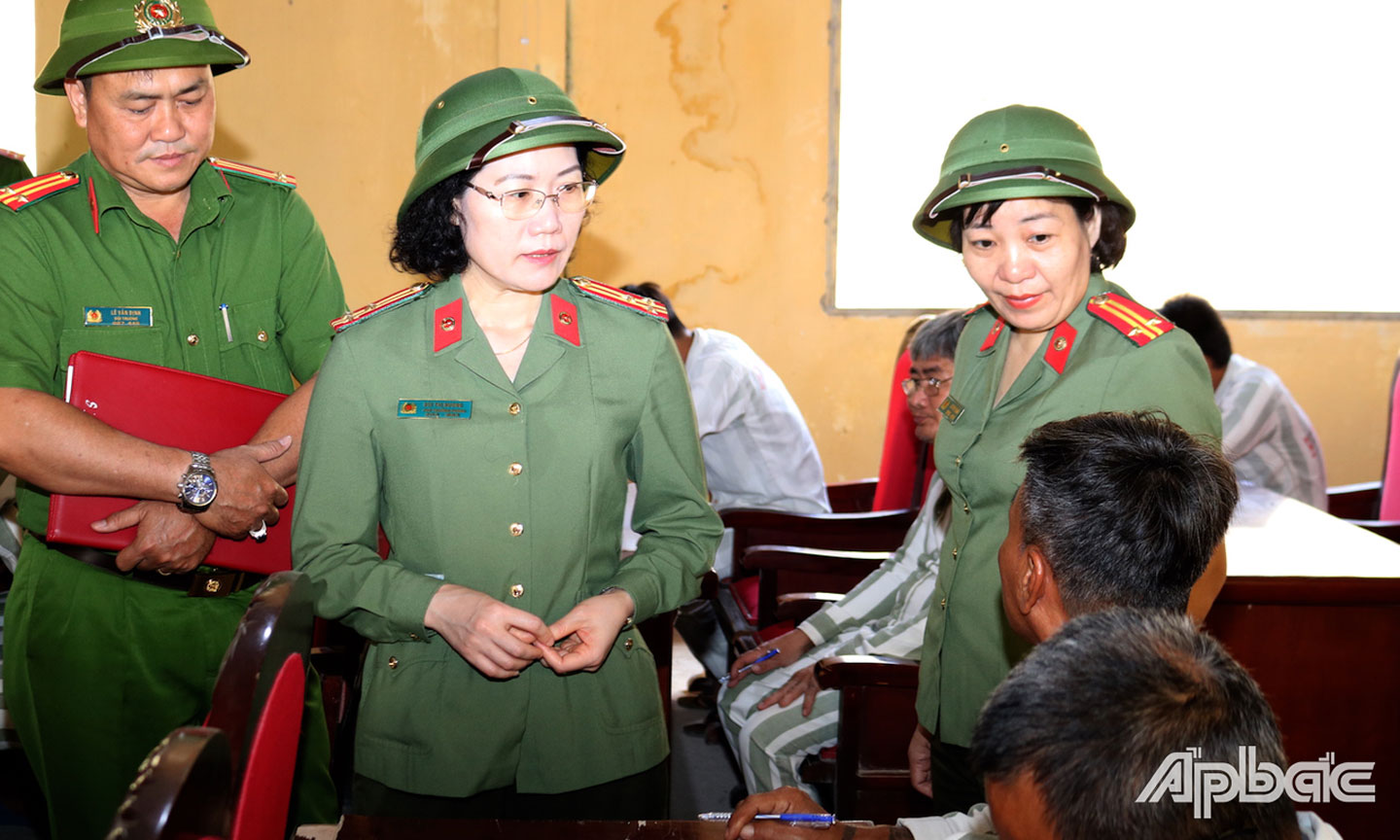 Các thành viên Đoàn khảo sát số 3 kiểm tra nơi học tập của phạm nhân tại Trại giam Phước Hòa.