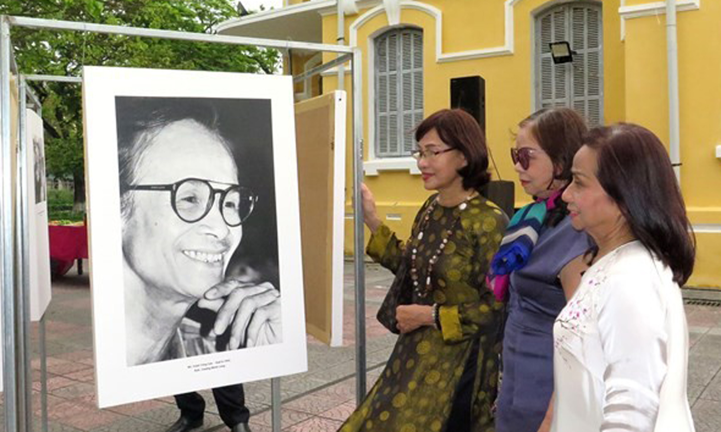 Visitors look at a photo of late composer Trinh Cong Son. (Photo: VNA).