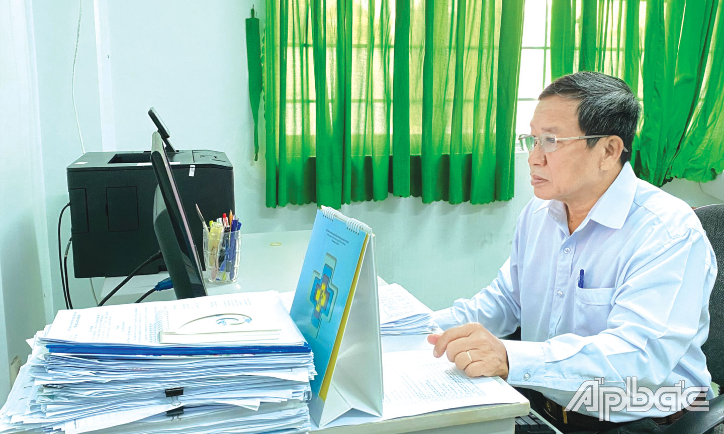  Bác sĩ Nguyễn Ngọc Thành thực hiện nhiệm vụ chuyên môn, giám sát và  báo cáo tình hình dịch bệnh.