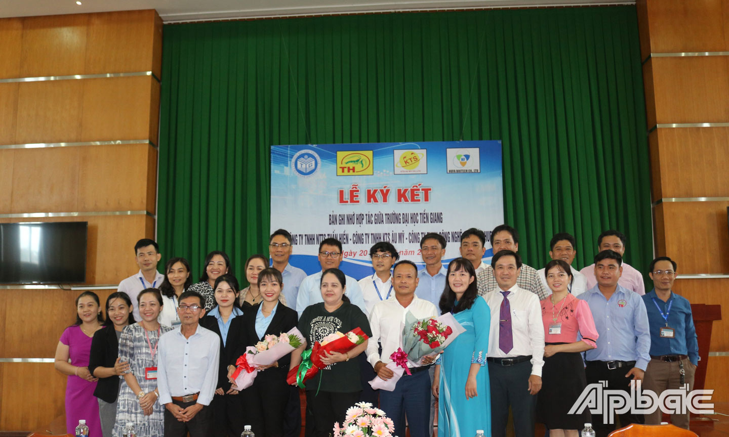 Ông Nguyễn Hoàng Vũ tặng hoa đại diện 3 công ty đã cùng ký kết biên bản ghi nhớ với Trường.