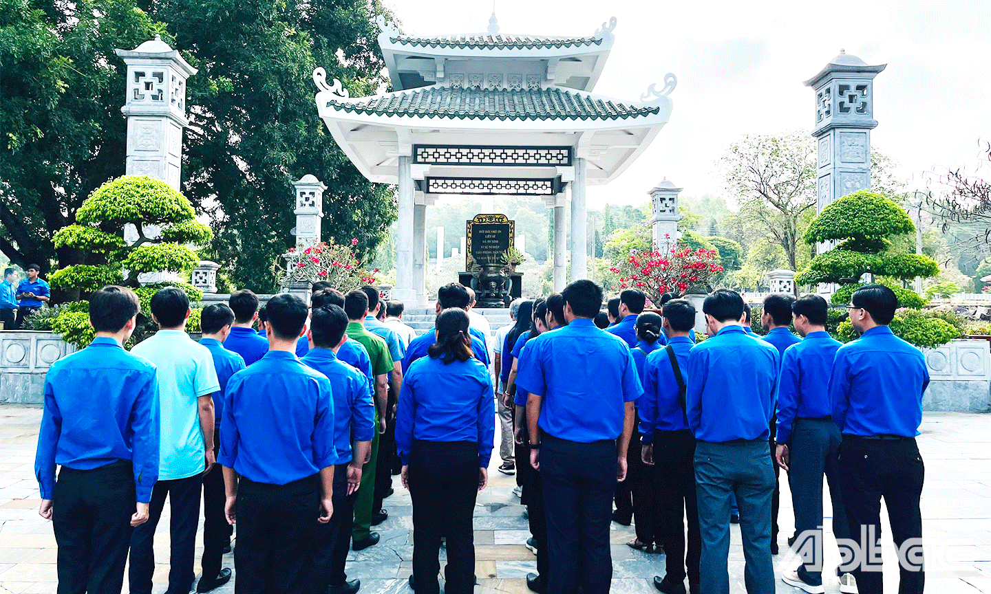 dâng hương tưởng niệm các anh hùng liệt sĩ tại nghĩa trang liệt sĩ Tân Biên