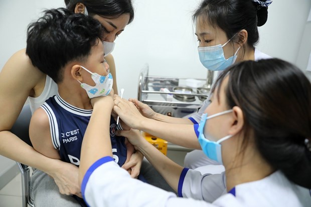 Nhân viên y tế tiêm vaccine phòng cúm cho trẻ em. (Ảnh: Minh Quyết/TTXVN)