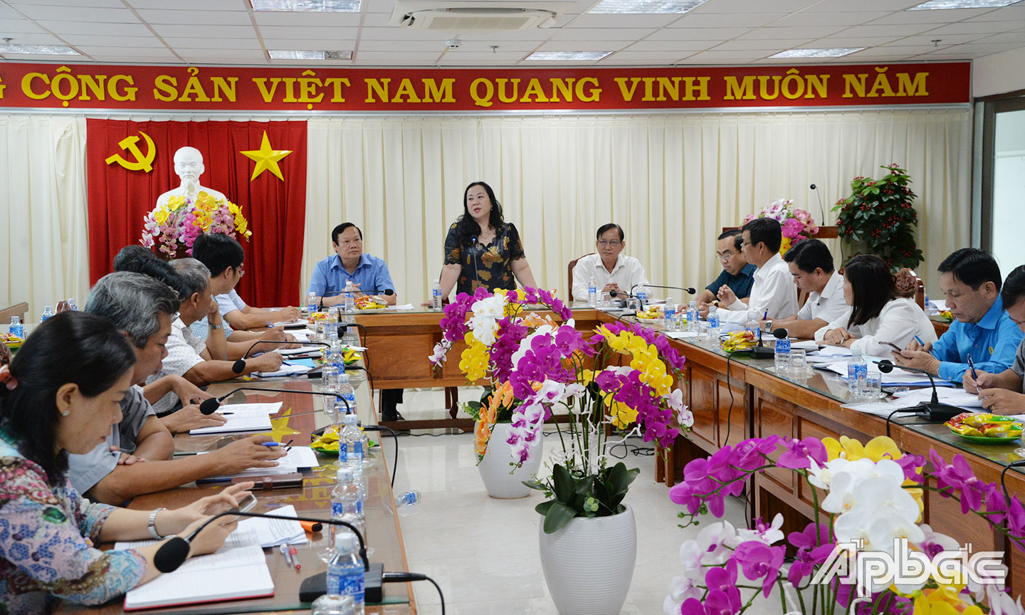 Đồng chí Nguyễn Thị Tuyết Vân phát biểu tại buổi làm việc với Sở GTVT.