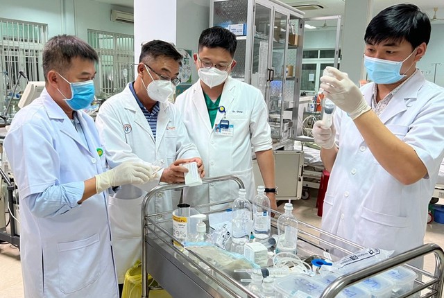 BS BV Chợ Rẫy đem thuốc giải độc Botulinum điều trị cho bệnh nhân ngộ độc cá chép muối ủ chua ở Quảng Nam.