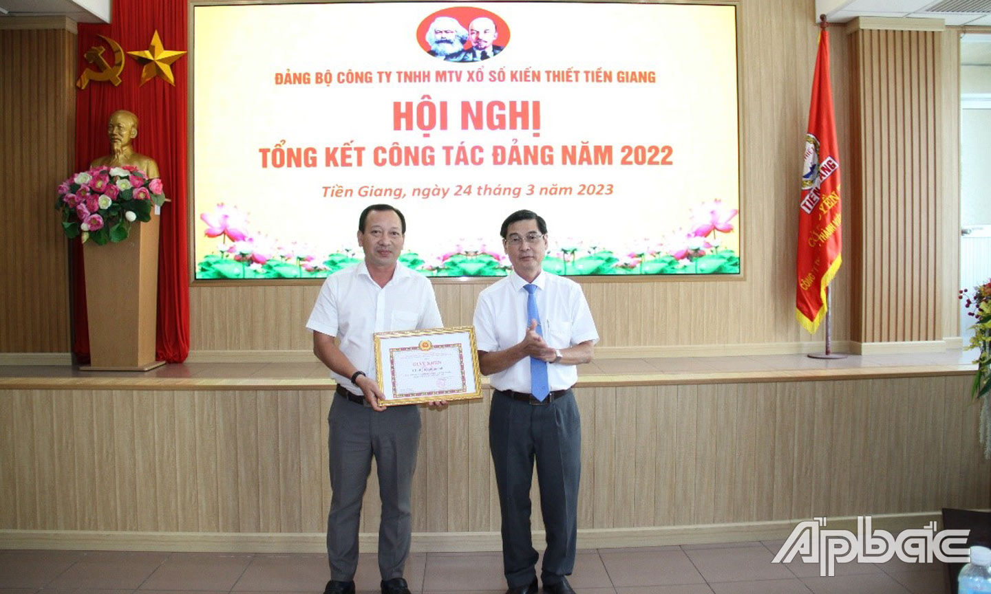 Đồng chí Trần Văn An, Bí thư Đảng ủy  trao Giấy khen cho tập thể Chi bộ Phòng Kinh doanh đạt thành tích hoàn thành xuất sắc nhiệm vụ.