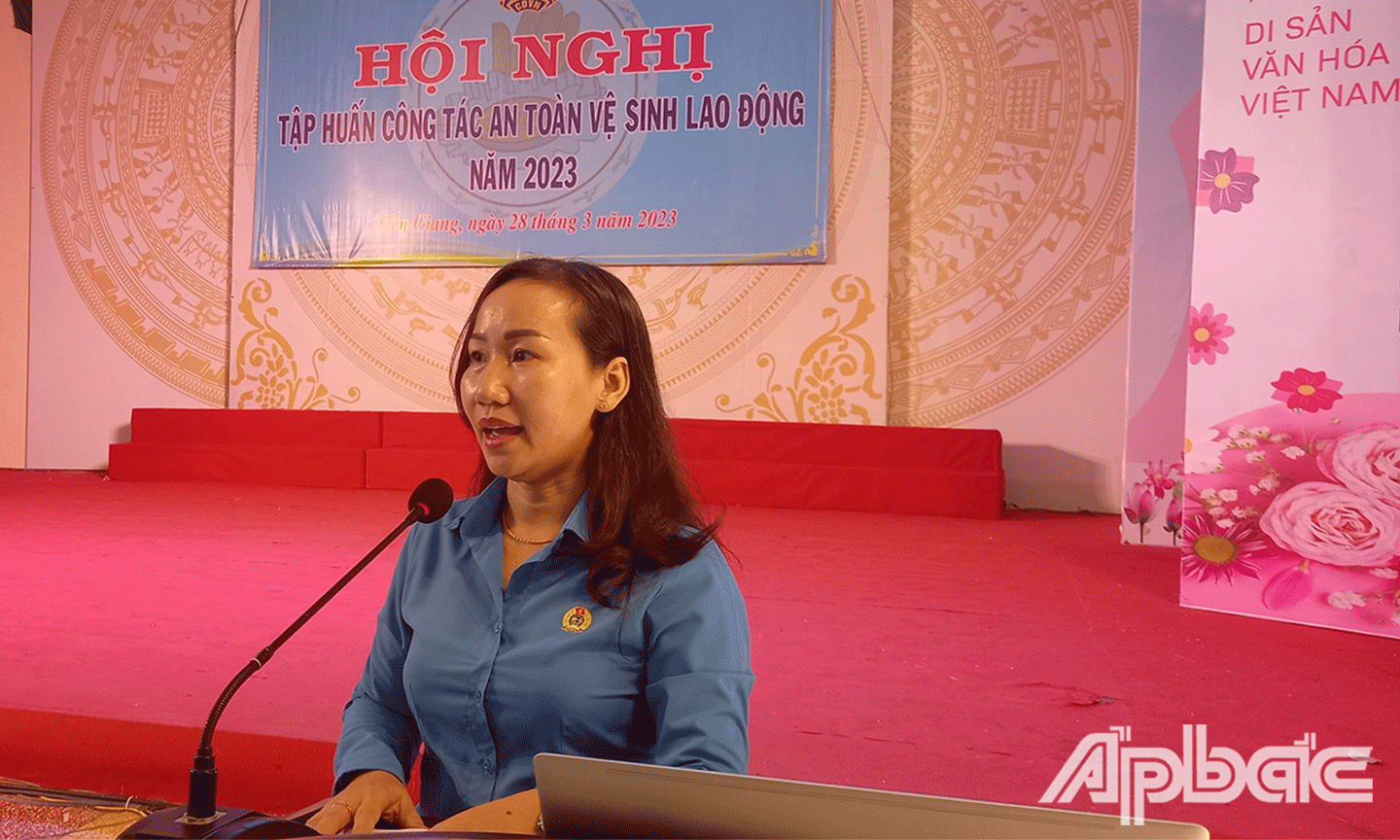 Phó Chủ tịch Liên đoàn Lao động tỉnh Tiền Giang Ngô Thị Thùy Trang phát biểu trong buổi tập huấn