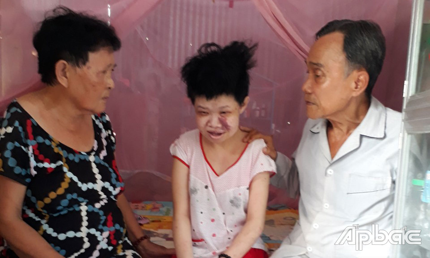 Dù tuổi cao, sức khỏe kém nhưng hằng ngày vợ chồng ông Hai Liêm vẫn phải chăm sóc người con gái mắc bệnh bại não bẩm sinh.