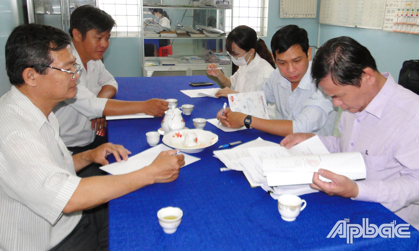 Phó Giám đốc phụ trách CDC Tiền Giang Võ Thanh Nhơn (bìa phải) cùng các thành viên CDC, Trung tâm y tế huyện Cai Lậy đến kiểm tra, giám sát công tác phòng chống SXH tại Trạm y tế xã Long Trung. 