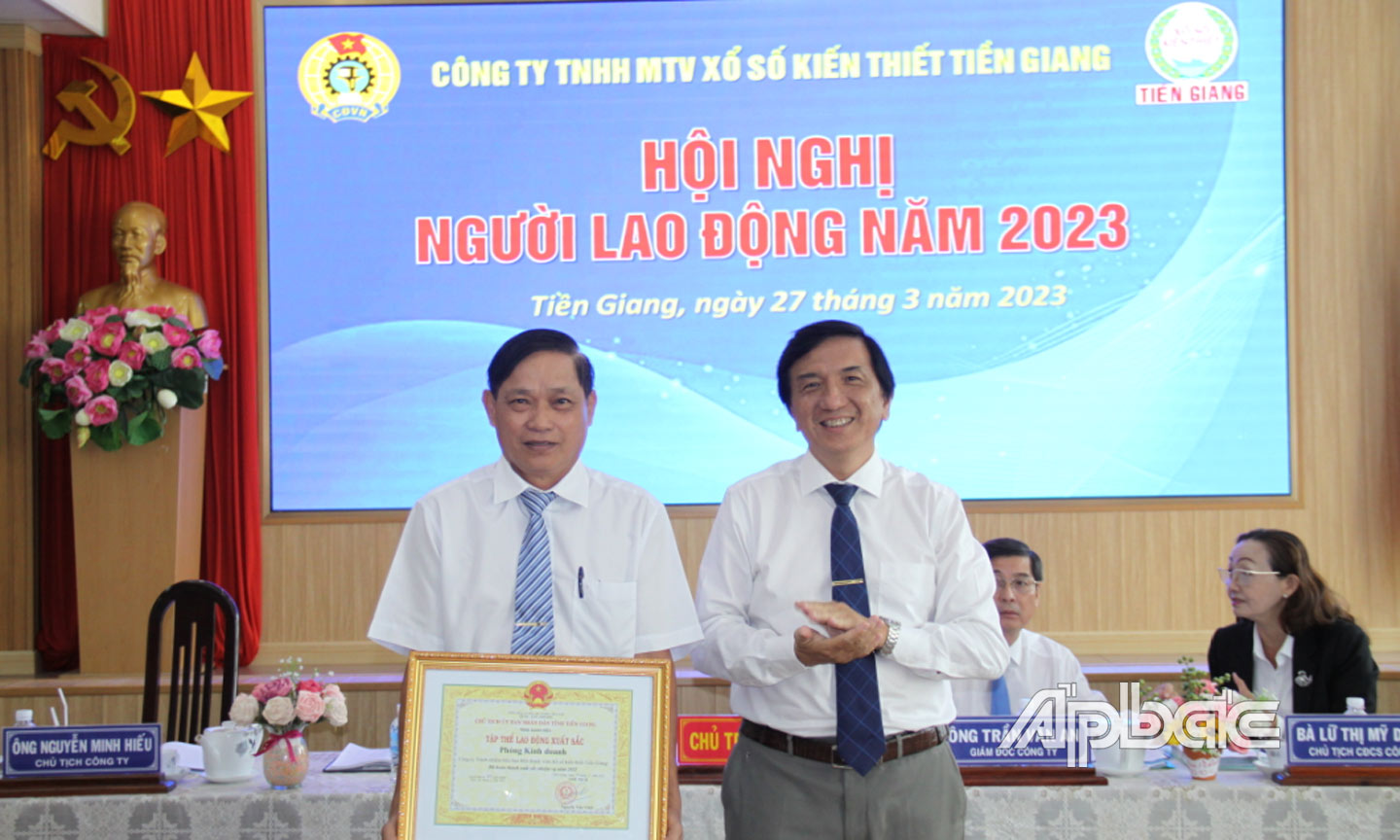 Ông Nguyễn Minh Hiếu trao Danh hiệu “Tập thể lao động xuất sắc” năm 2022 cho Phòng Kinh doanh.