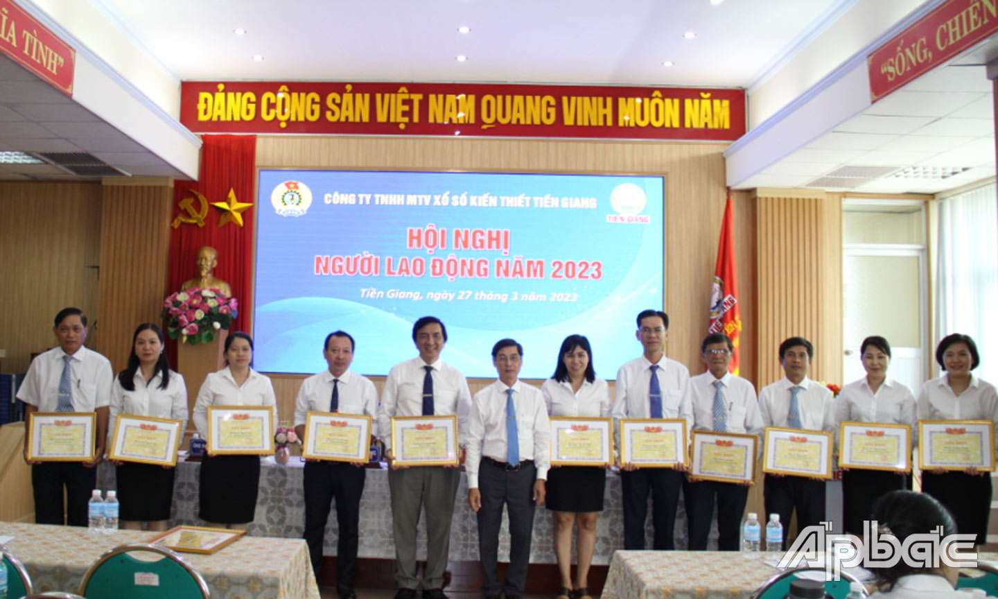 Ông Trần Văn An, Giám đốc Công ty trao Giấy khen của Công ty cho các cá nhân đạt thành tích hoàn thành xuất sắc nhiệm vụ năm 2022.