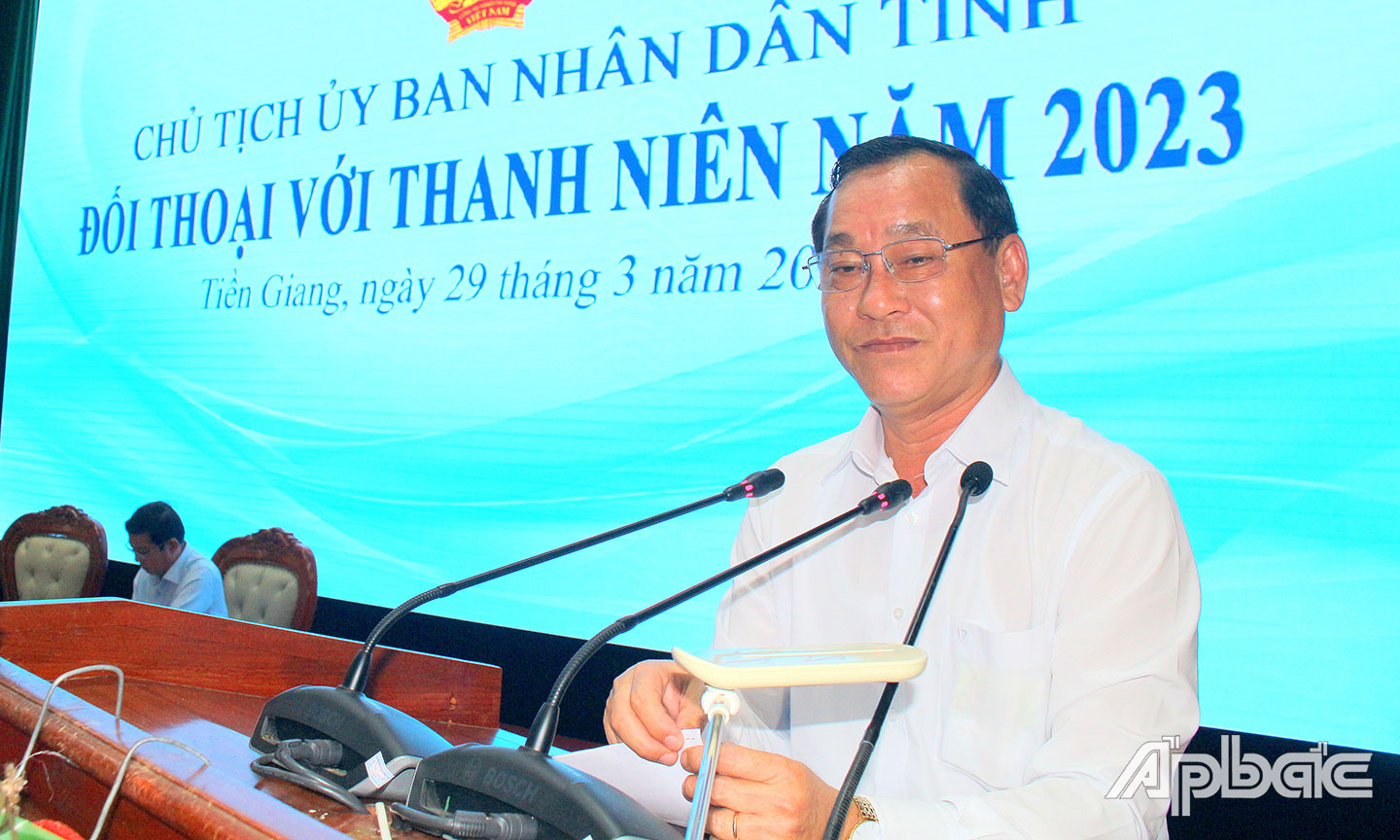 Đồng chí Nguyễn Văn Vĩnh đối thoại với thanh niên. Phó Bí thư Xã đoàn Long Thuận (TX. Gò Công) Phan Minh Tuấn đặt vấn đề  tại buổi đối thoại.