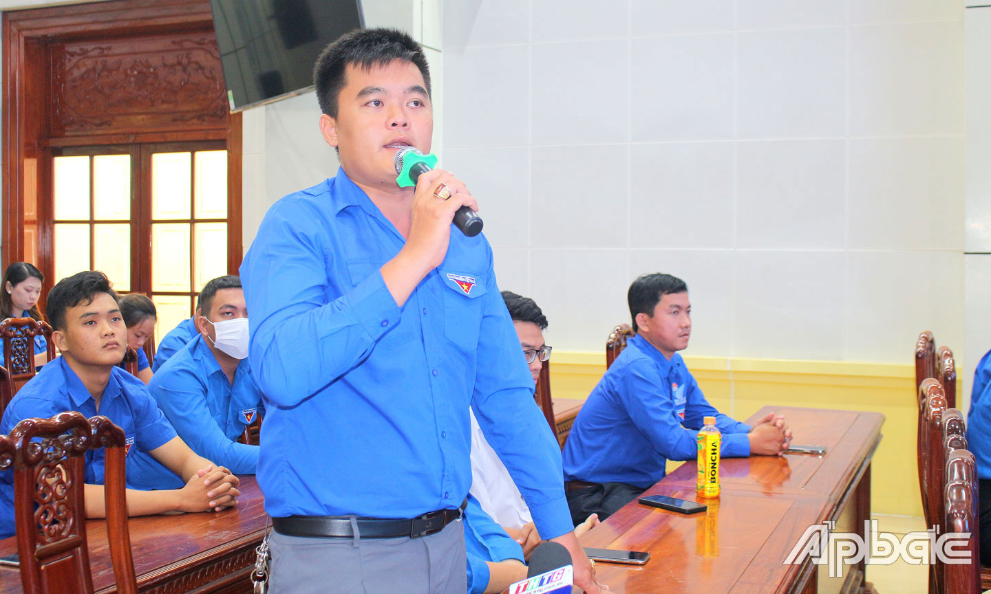 Phó Bí thư Xã đoàn Long Thuận (TX. Gò Công) Phan Minh Tuấn đặt vấn đề tại buổi đối thoại.
