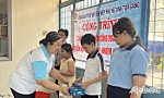 Công đoàn cơ sở Hội LHPN tỉnh Tiền Giang: Trao tặng quà cho học sinh khó khăn