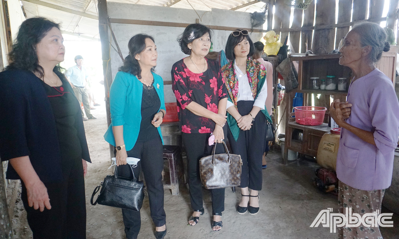 Đoàn đến thăm hỏi các hộ gia đình người khuyết tật tại xã Phước Lập 