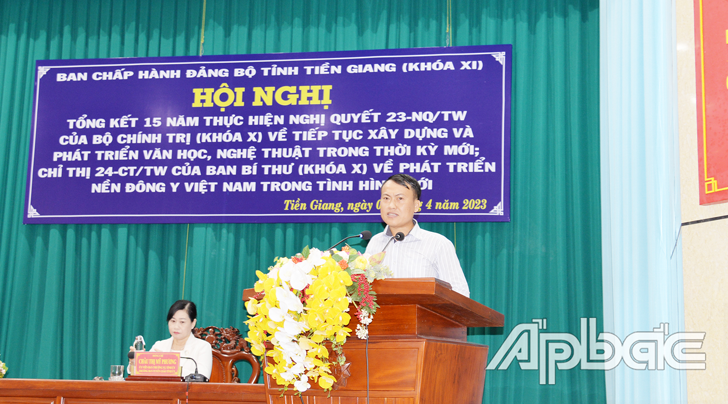 Đồng chí Trương Trọng Nghĩa, Phó Chủ tịch Hội Văn học Nghệ thuật tỉnh trình bày những thuật lợi và khó khăn cần tháo gỡ trong phát triển nền văn học nghệ thuật Tiền Giang 