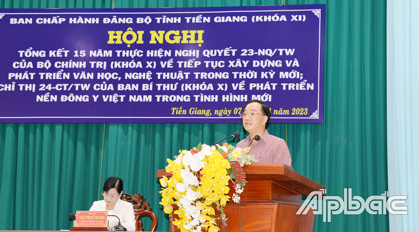 Đồng chí Nguyễn Kiên Cường, Ủy viên BCH Đảng bộ tỉnh, Bí thư Thị ủy Gò Công giới thiệu những kết quả đạt được trong việc thực hiện Nghị quyết 23