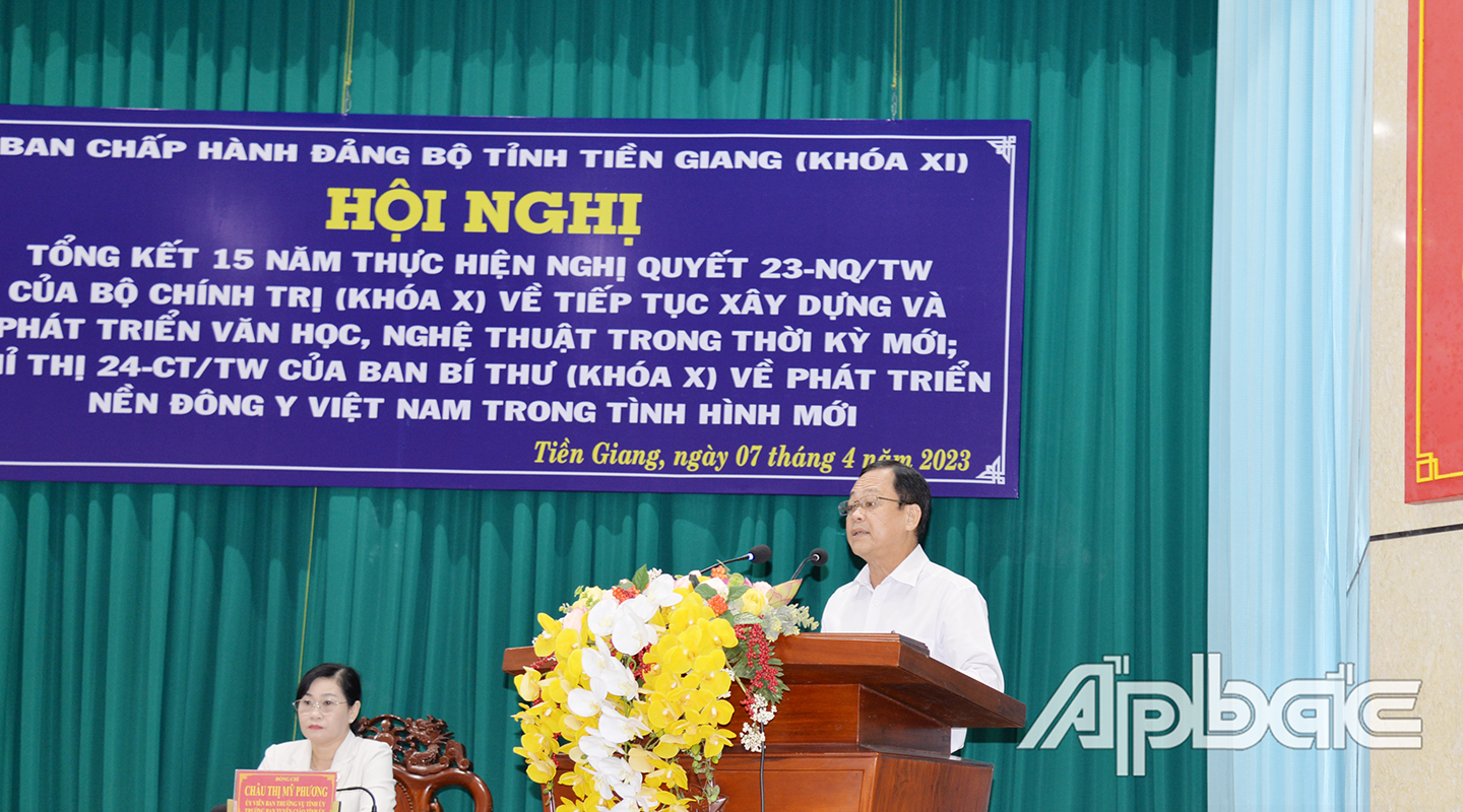 Bác sĩ CK2 Nguyễn Thanh Linh, Phó Giám đốc Sở Y tế trình bày những kiến nghị về xây dựng và phát triển nền Đông y tỉnh nhà trong thời gian tới