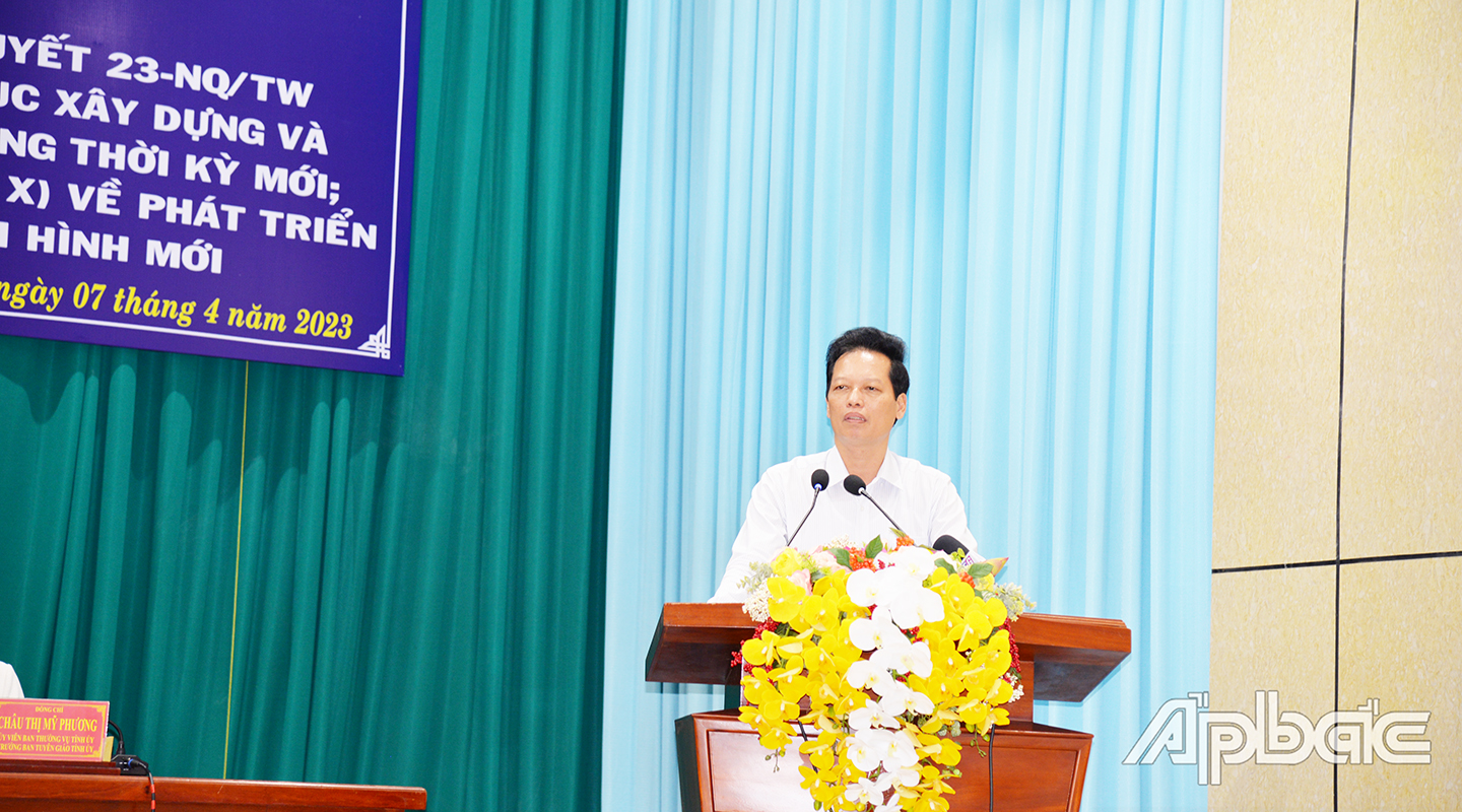 Đồng chí Nguyễn Thành Diệu, Ủy viên BCH Đảng bộ tỉnh, Phó Chủ tịch UBND tỉnh giải đáp những kiến nghị, thắc mắc của đại biểu