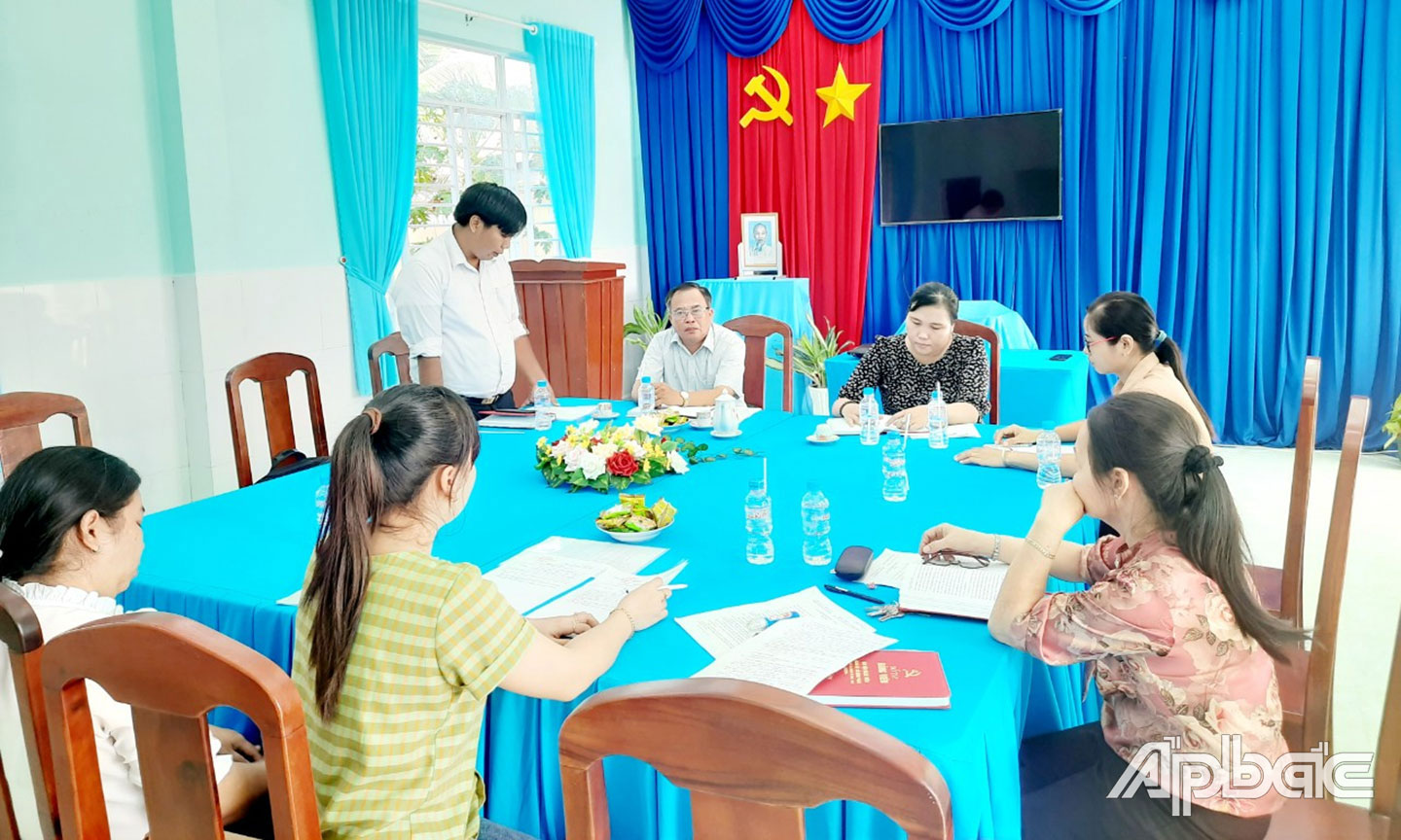 Họp kiểm điểm, đánh giá, phân loại chất lượng tổ chức cơ sở đảng và đảng viên cuối năm tại Chi bộ Trường Mầm non Bình Phan (huyện Chợ Gạo).            Ảnh: N.V.T