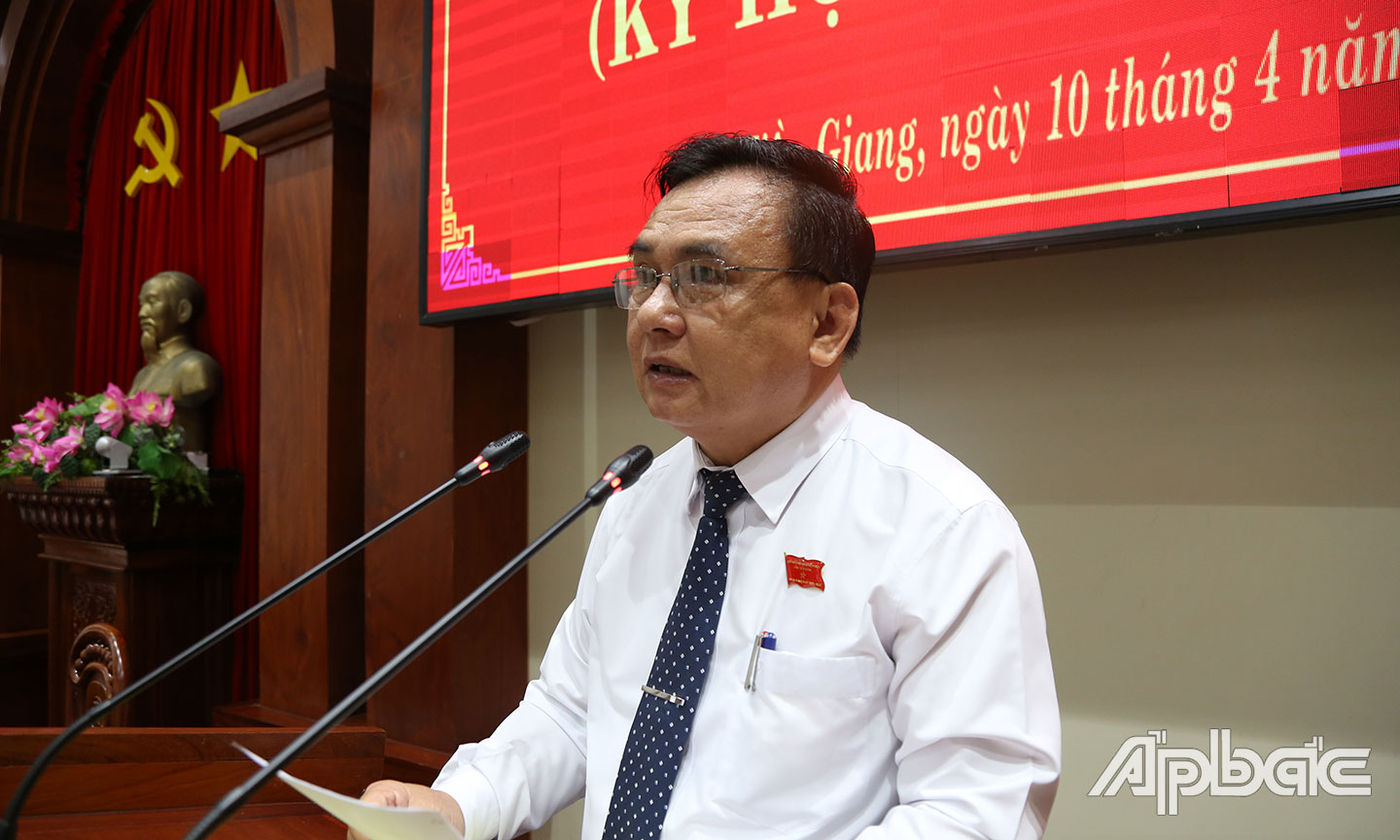 Đồng chí Võ Văn Bình phát biểu tại kỳ họp. 