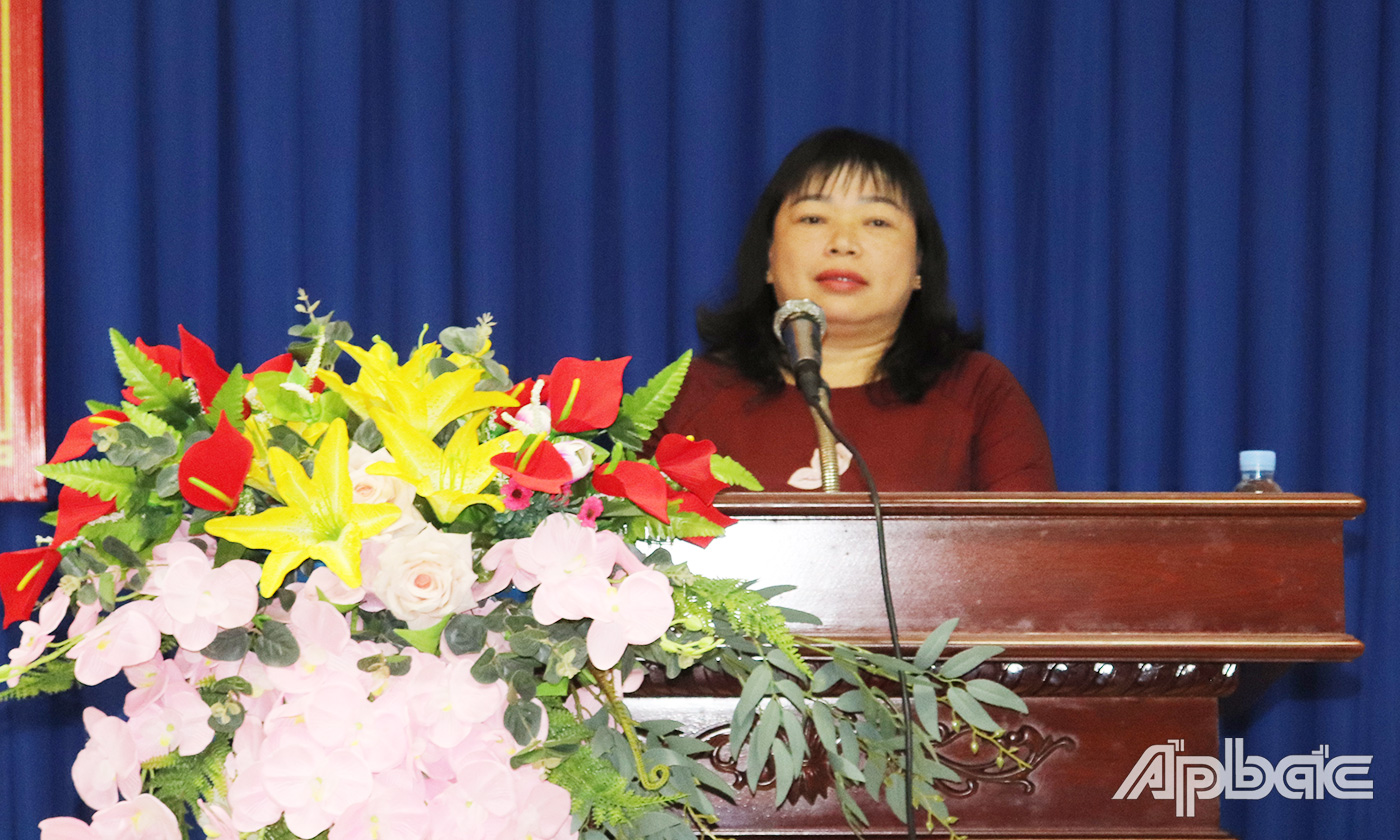 Bí thư Đảng ủy Khối Thái Ngọc Bảo Trâm phát biểu tại Lễ khai giảng.