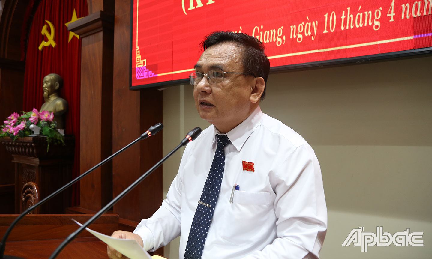 Đồng chí Võ Văn Bình phát biểu tại kỳ họp.