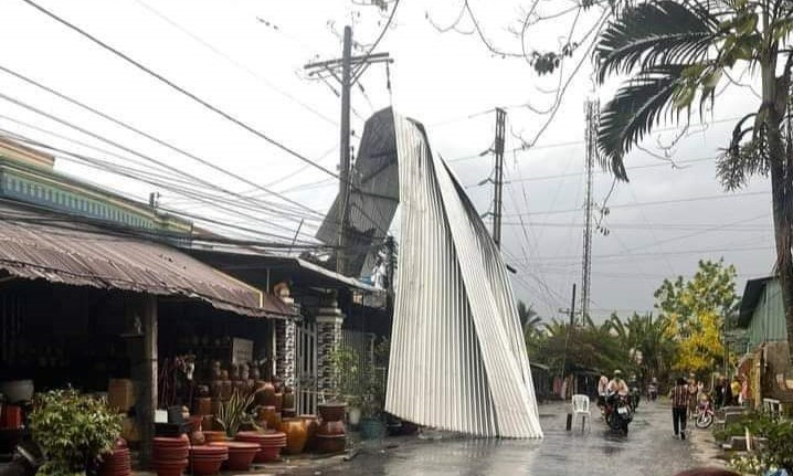 Mưa lớn kèm gió giật mạnh làm tốc mái nhà người dân tại huyện Châu Thành. Ảnh: Facebook.