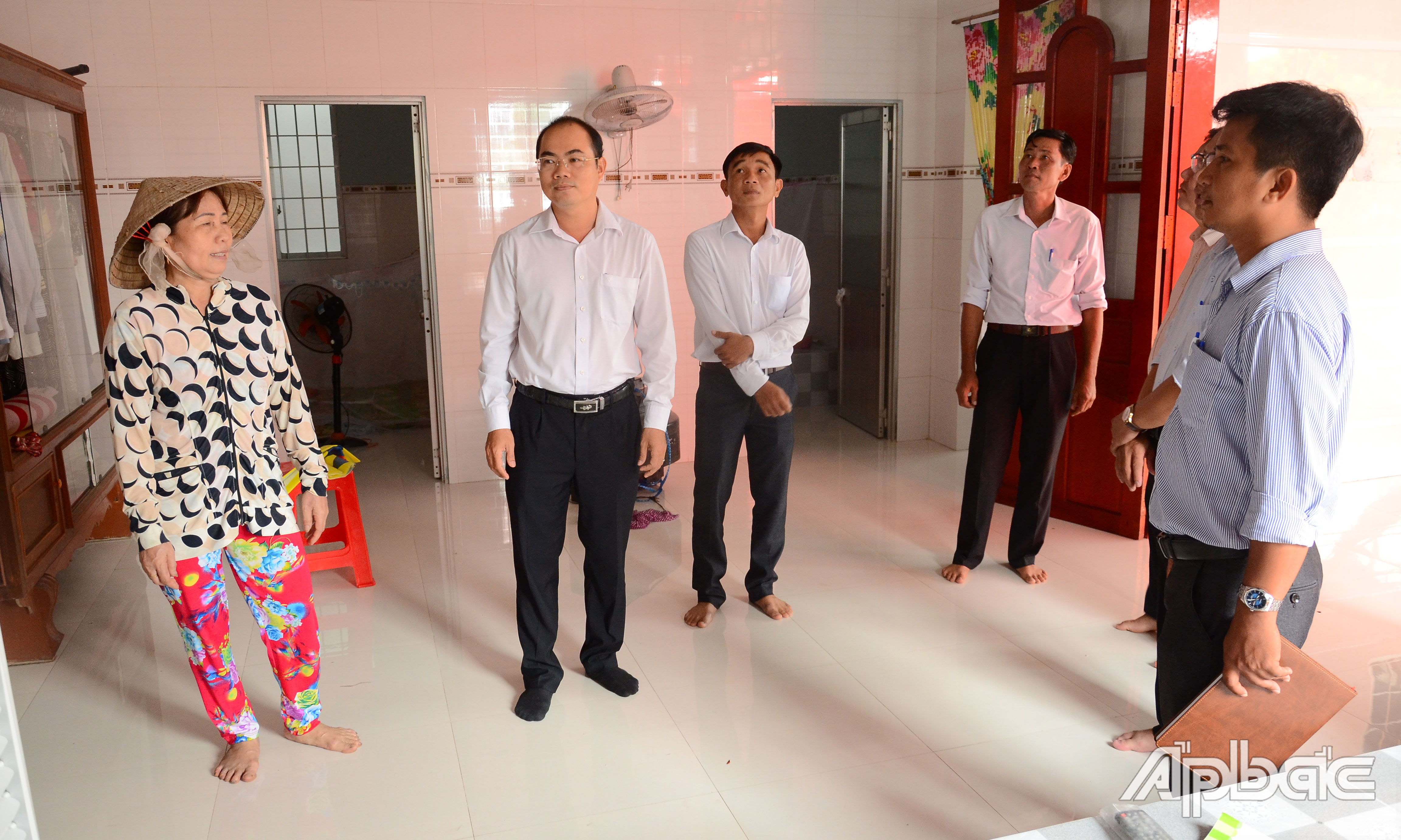 Đồng chí Nguyễn Đức Thịnh đến kiểm tra thực tế tại các căn nhà bị tốc mái trên địa bàn khu phố Bình Thạnh, thị trấn Bình Phú.