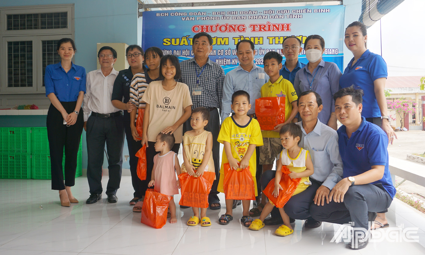 Lãnh đạo Công đoàn cơ sở Văn phòng UBND tỉnh Tiền Giang trao quà cho trẻ em.