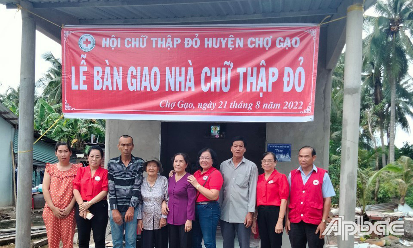 Chị Hai (giữa) cùng Ban Chấp hành Hội CTĐ huyện Chợ Gạo bàn giao nhà CTĐ cho hộ cận nghèo tại xã An Thạnh Thủy.