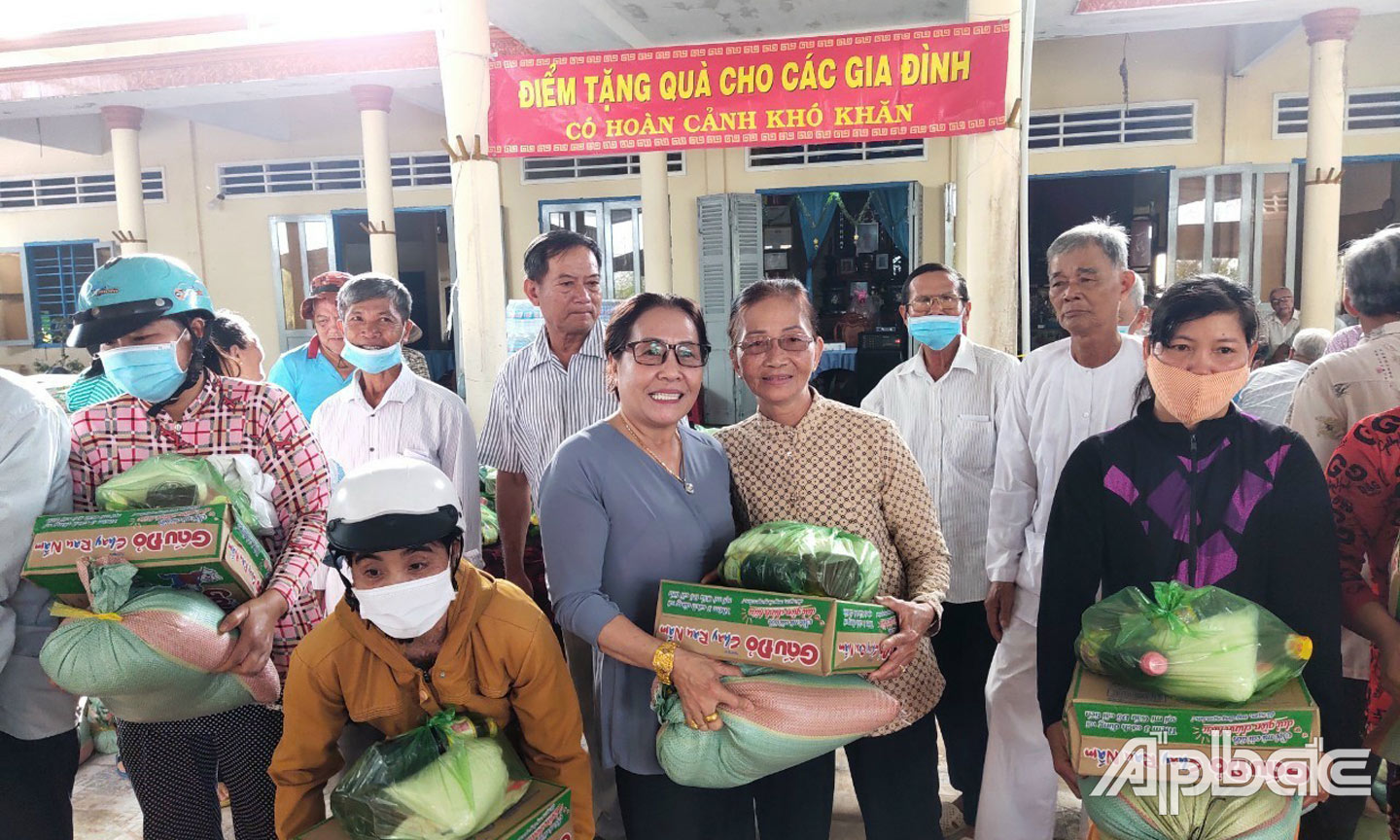 Chị Hai tặng quà cho các hộ gia đình có hoàn cảnh khó khăn trên địa bàn huyện Chợ Gạo. 