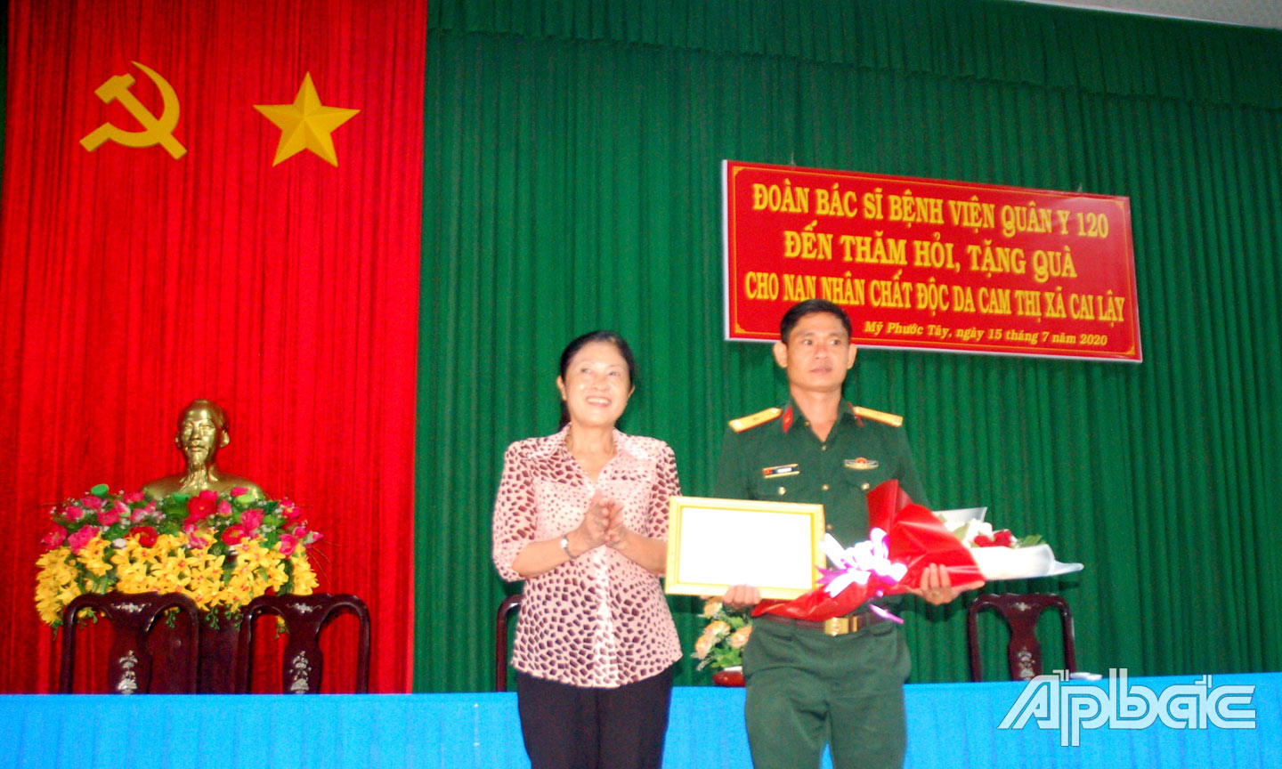 Chủ tịch Hội NNCĐDC tỉnh Dương Thị Lệ trao Thư cảm ơn cho đại diện Đoàn y, bác sĩ  Bệnh viện Quân y 120 đến thăm, khám bệnh vàtặng quà cho NNCĐDC TX. Cai Lậy.