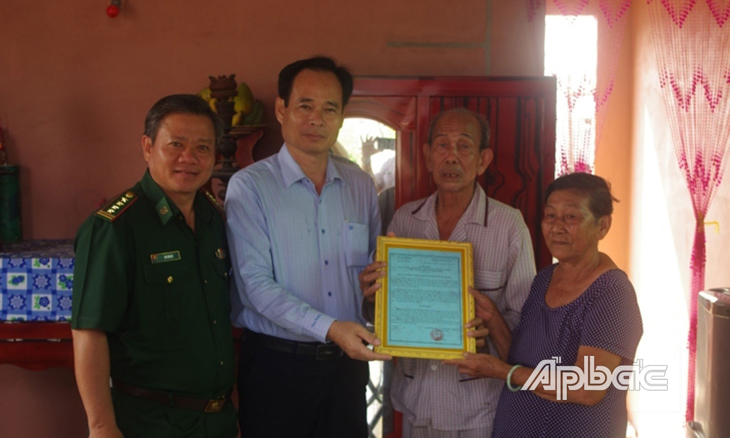 Đại diện Công ty Xăng dầu Tiền Giang và Bộ Chỉ huy BĐBP Tiền Giang trao quyết định tặng nhà 