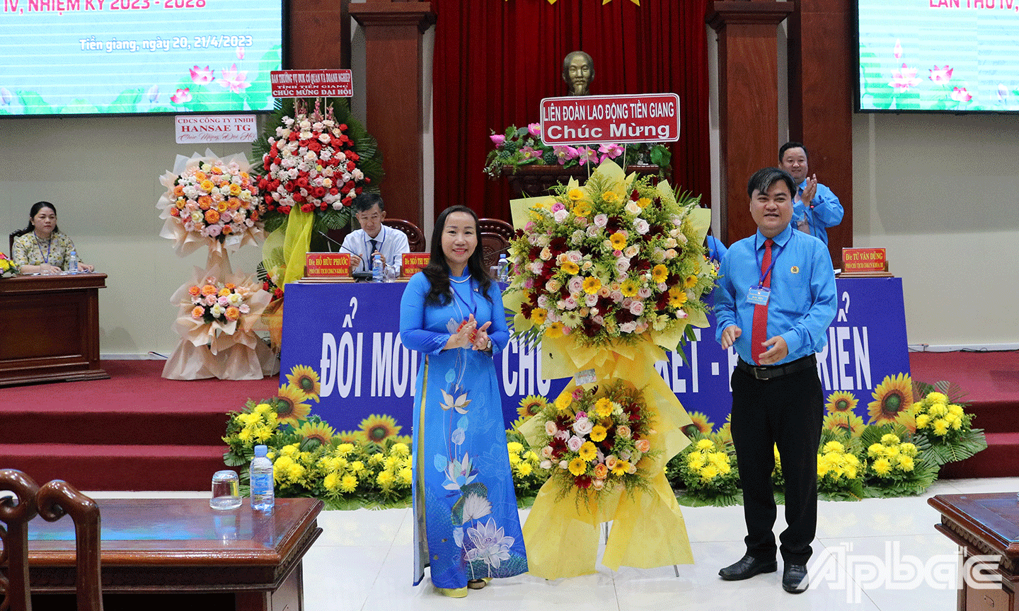 Đồng chí Ngô Thị Thuỳ Trang Phó Chủ tịch Liên đoàn Lao động tỉnh Tiền Giang tặng hoa chúc mừng Đại hội