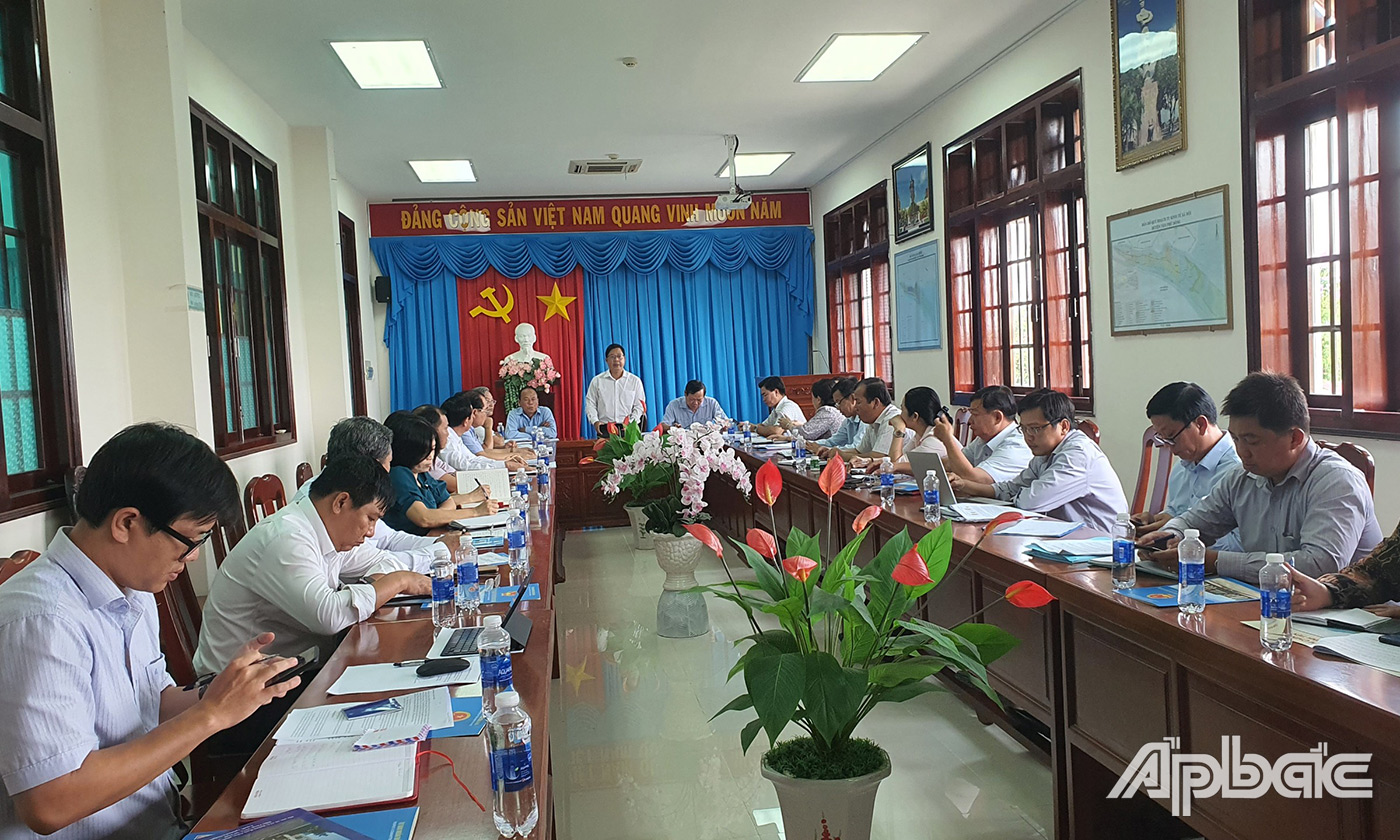 Đồng chí Trần Thanh Nguyên phát biểu tại buổi làm việc với UBND huyện Tân Phú Đông