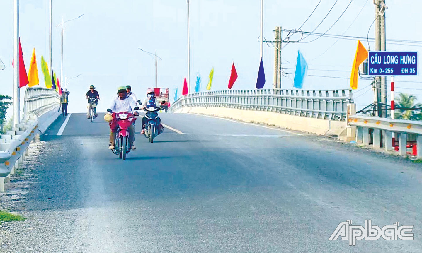 Cầu Long Hưng bắc qua kinh Nguyễn Tấn Thành mở ra nhiều cơ hội phát triển mới cho xã Long Hưng.