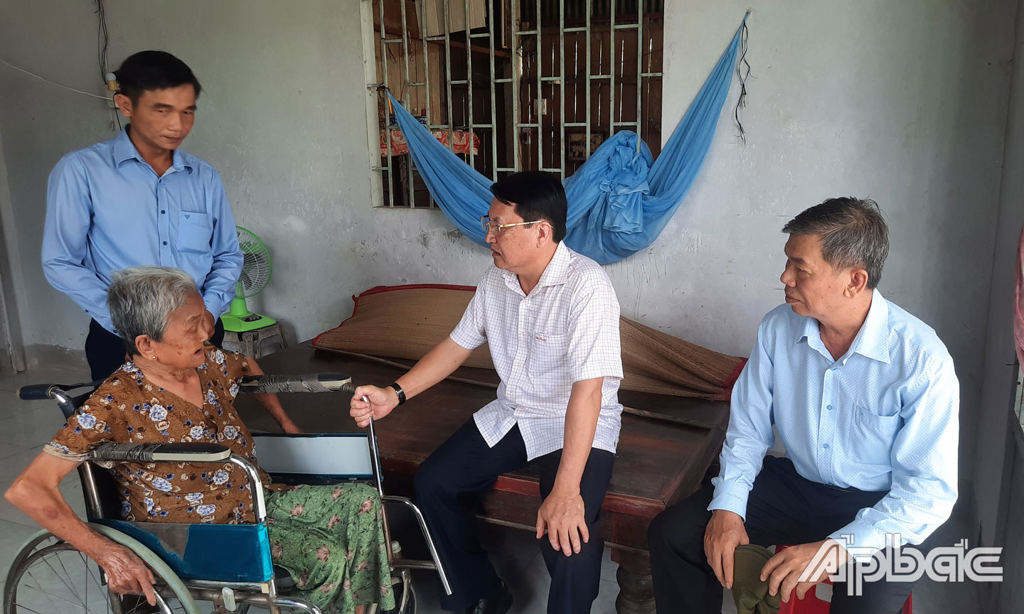 Đoàn thăm hỏi gia đình chính sách tại thị trấn Bình Phú.