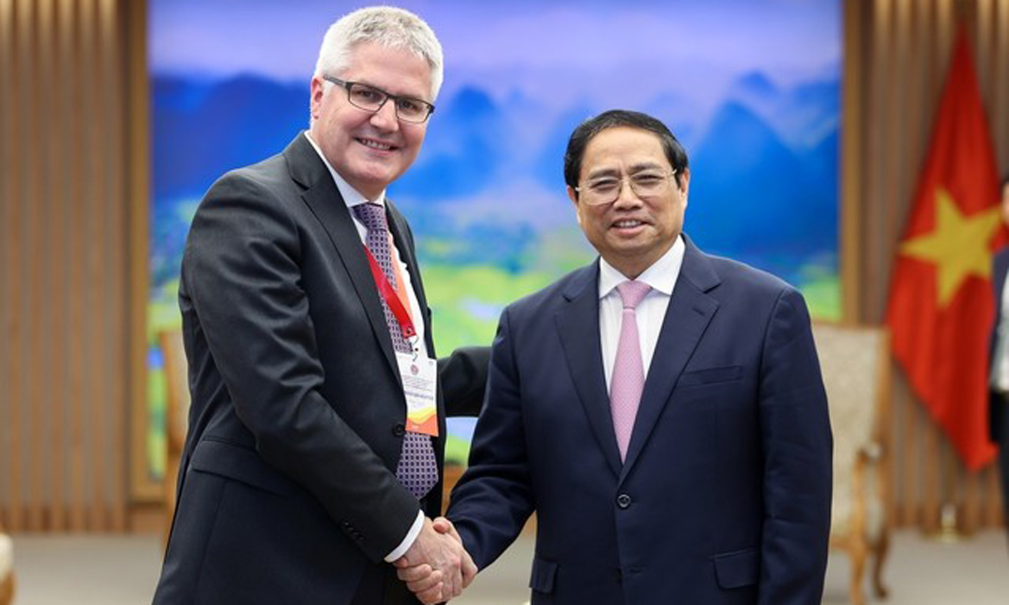 Prime Minister Pham Minh Chinh (R) and Director of the Swiss Federal Office for Agriculture (FOAG) Christian Hofer at their meeting in Hanoi on April 24. (Photo: VGP).