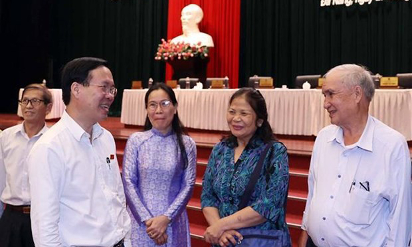  President Vo Van Thuong meets voters in the central city of Da Nang on April 27. (Photo: VNA)
