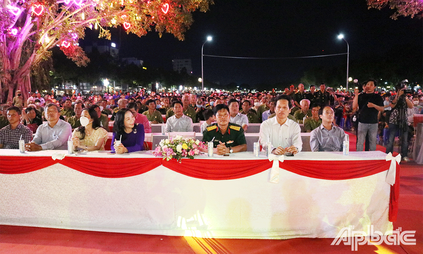 Đại biểu tham dự đêm khai mạc Hội hoa đăng