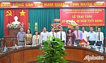 Nguyên Chủ tịch UBND tỉnh Tiền Giang Nguyễn Văn Khang nhận Huy hiệu 40 năm tuổi Đảng