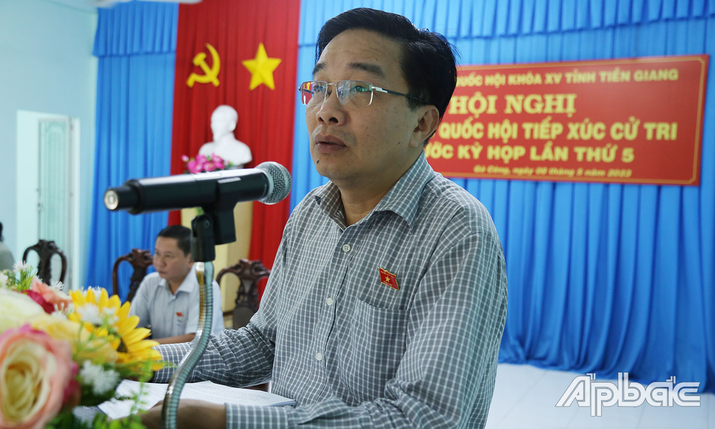 Đại biểu Nguyễn Minh Sơn giải trình một số ý kiến cho người dân.