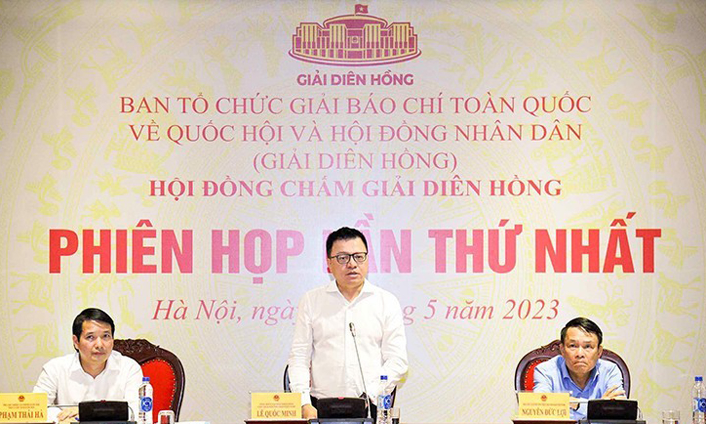 Editor-in-Chief of Nhan Dan Newspaper and Chairman of Vietnam Journalists’ Association Le Quoc Minh (C) speaks at the meeting.